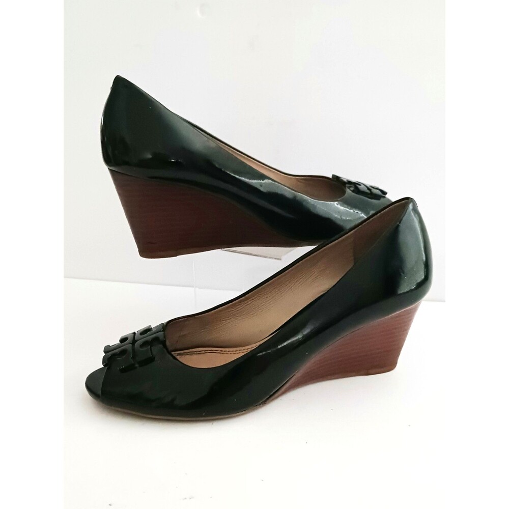 Tory Burch Lowell Blk Patent Peep Toe Wedge Stacked Wood Heel Logo Sz 6